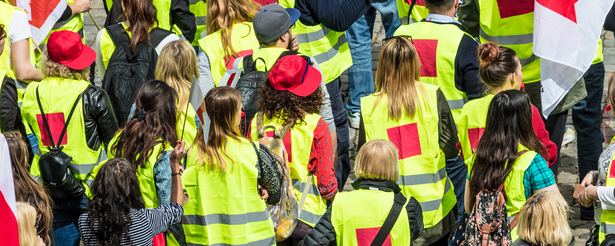 Zahlreiche Vertreter einer Gewerkschaft mit Gelbwesten setzen sich für Rechte der Arbeitnehmer ein.