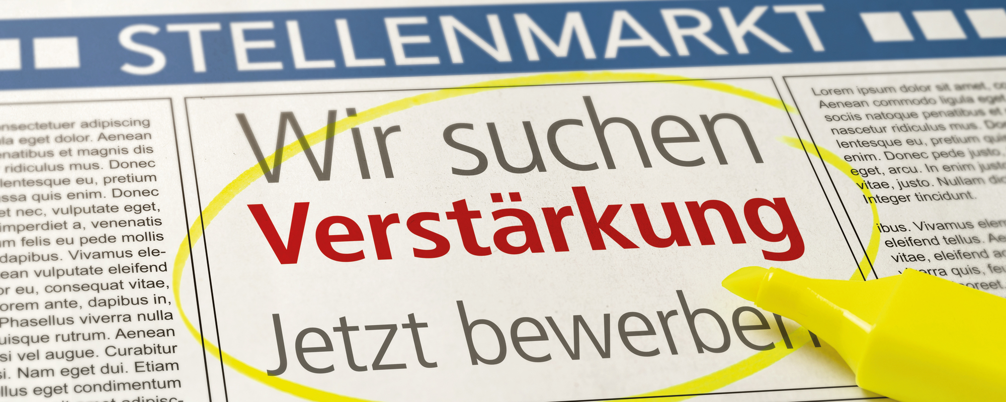 Stellenanzeige in der Zeitung mit einer mit neongelbem Marker eingekreisten Annonce mit dem Text „Wir suchen Verstärkung jetzt bewerben“