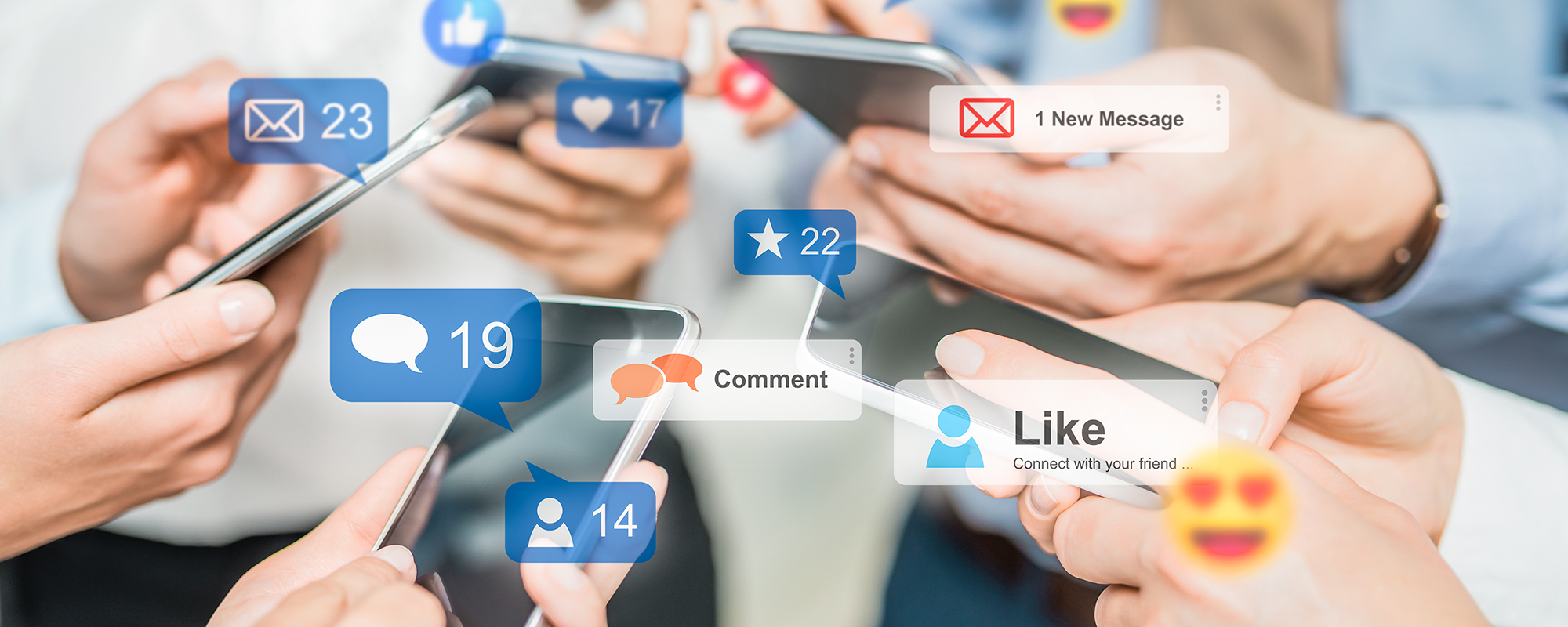 Eine Gruppe Personen halten ihre Smartphones mit stilisierten Symbolen wie Emojis und Email-Notifikationen aneinander.