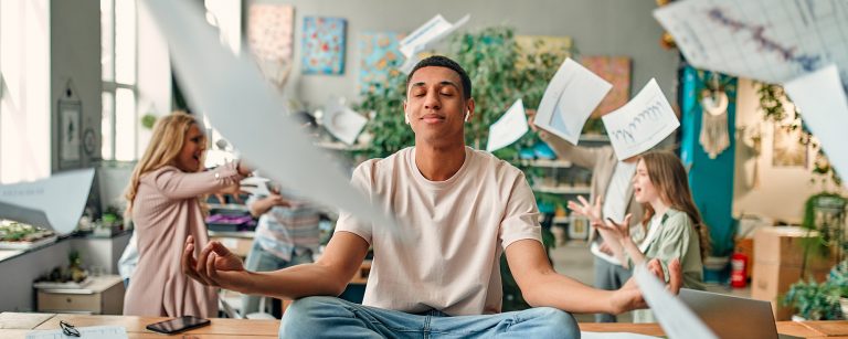 Yoga im Büro: 7 einfache Übungen fürs Büro