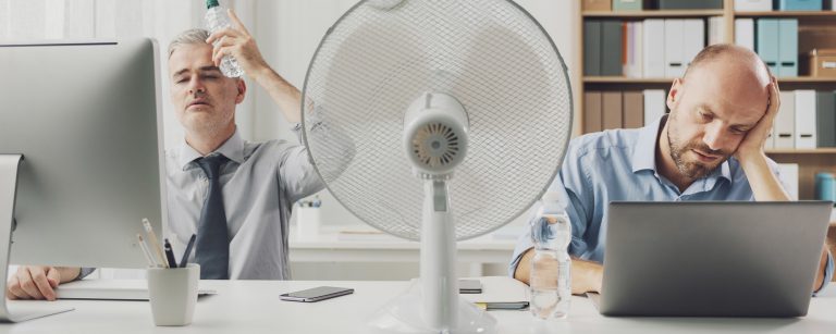 Hitze im Büro: Was sagt die Etikette?
